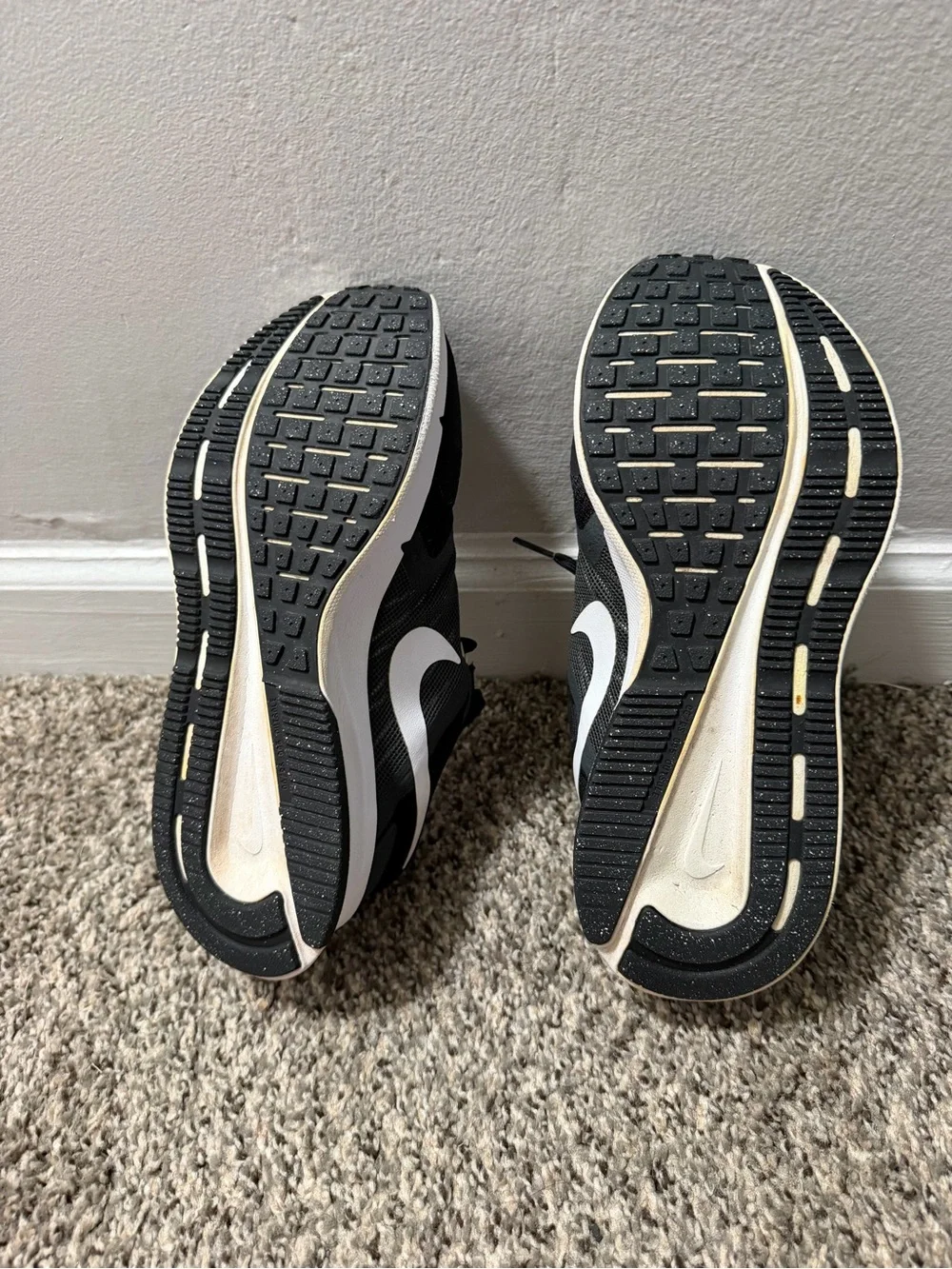 Nike Women's Black and Gray Running Shoes